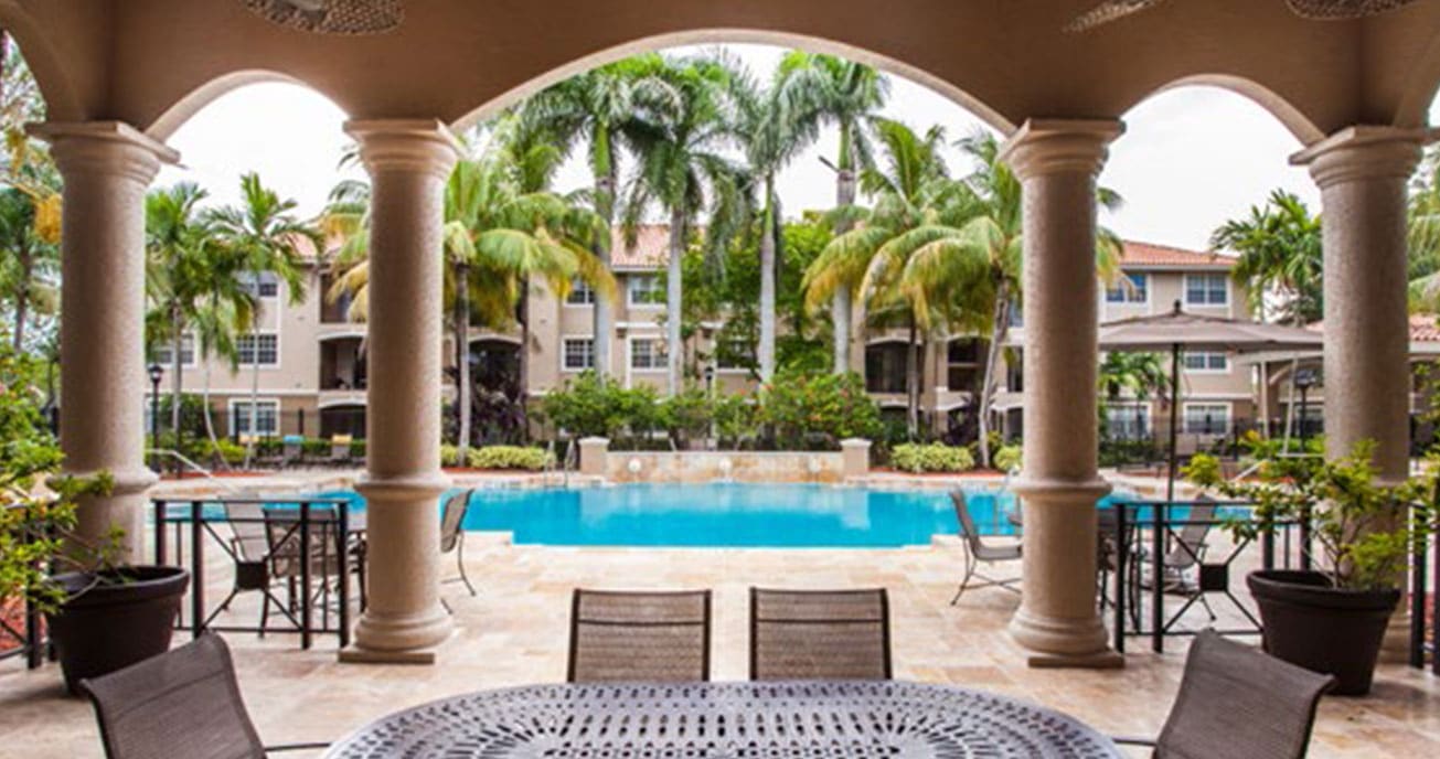 outdoor patio with pool, table and chairs, marquesa, pembroke pines fl